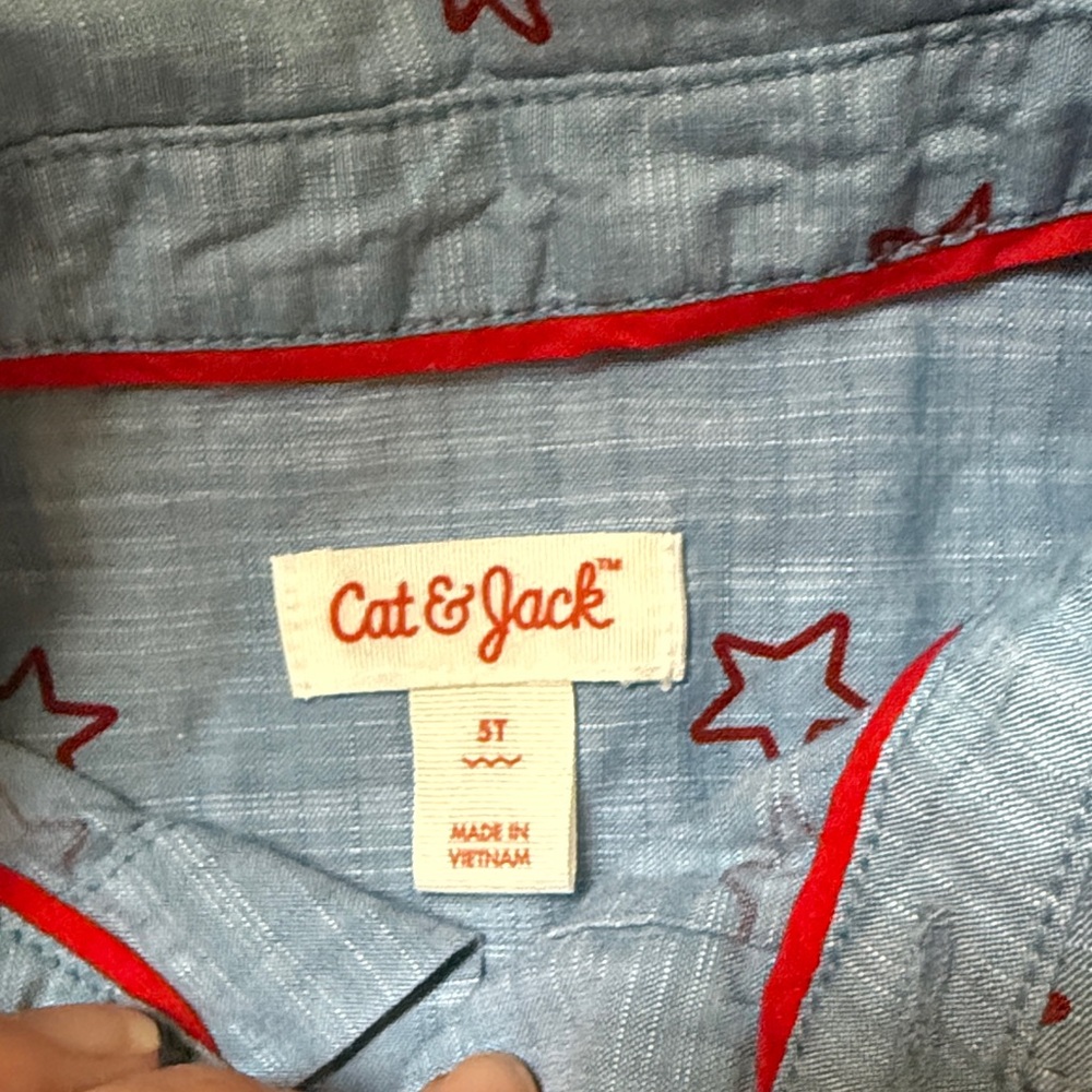 Cat & Jack Blue and red Short-Sleeve Button-Down with Red Star Accents Size 5T - Picture 2 of 4